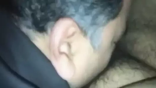 Gordo ejecutivo chupando pipi pequeno de vigilante en carro