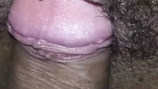 Kocası Urfis'in amını yalıyor ve onu Hintçe salatalık ile sikiyor