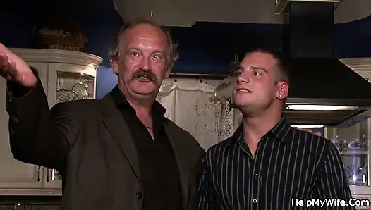 Karını sikmesi için genç bir iş arkadaşını siktiriyor