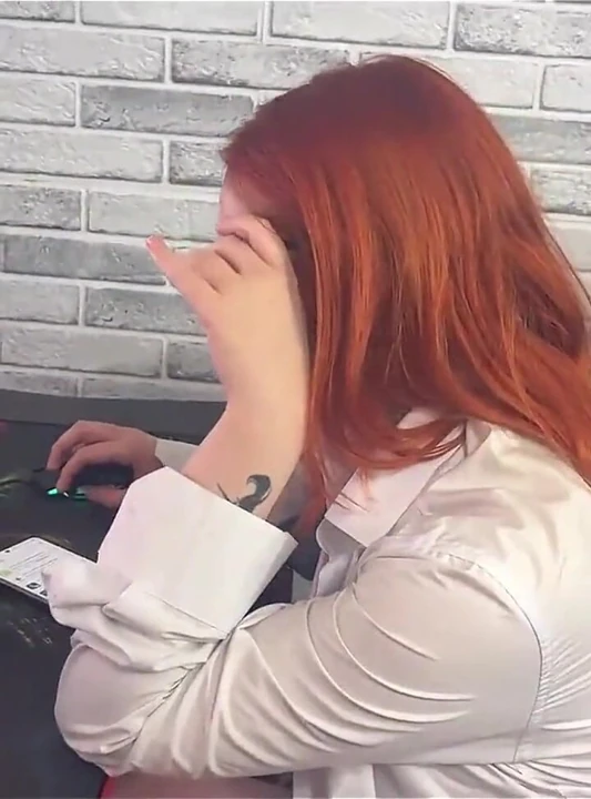 Üvey annem çalışırken beni uyandırdı ve bana ticaret yapmayı öğretti. Seksi çalışma atmosferi.:s1e26