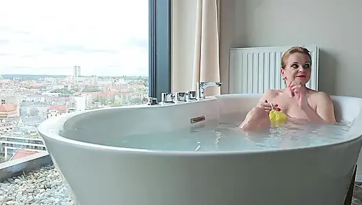 Köpük banyosunda eğlence - bir ön sevişme