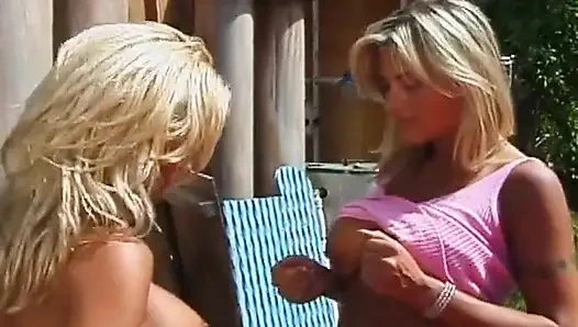 Büyük memeli esnek sarışın kendi amcığını yalıyor