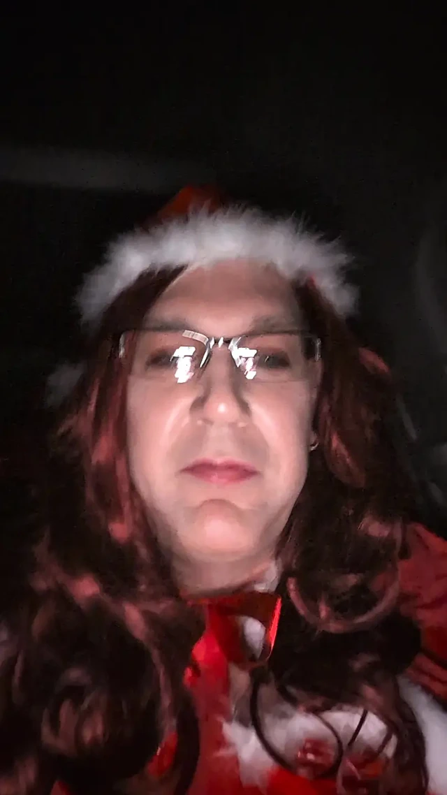 Seksi Noel Baba'nın içine işiyor