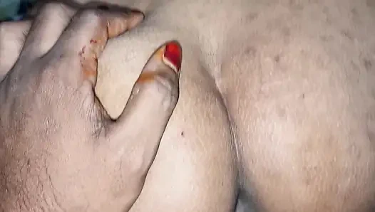 Mutfak odasında elbisesiz çalışıyor.