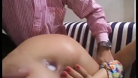 İki üvey kız kardeş her şeyi paylaşıyor, götüne büyük bir yarak dahil!