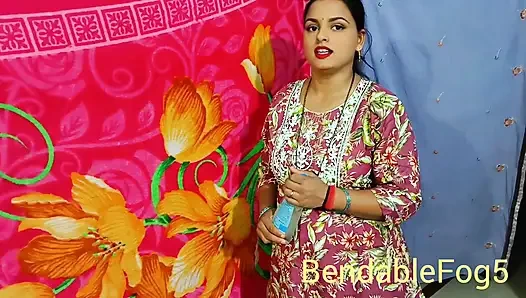 Desi Bhabhi, kayınbiraderini ikna etmek için yağ masajı yaptı ve onun penisini sallamaya başladı