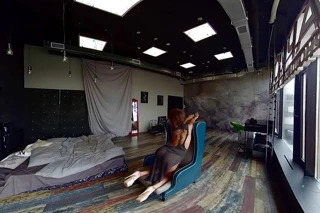 Gri gökyüzü gri elbise