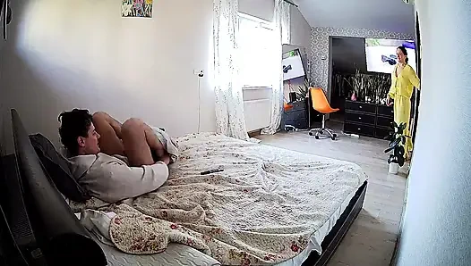 Danildo yarağı zevk alırken Kamila'nın göğüsleriyle oynuyor