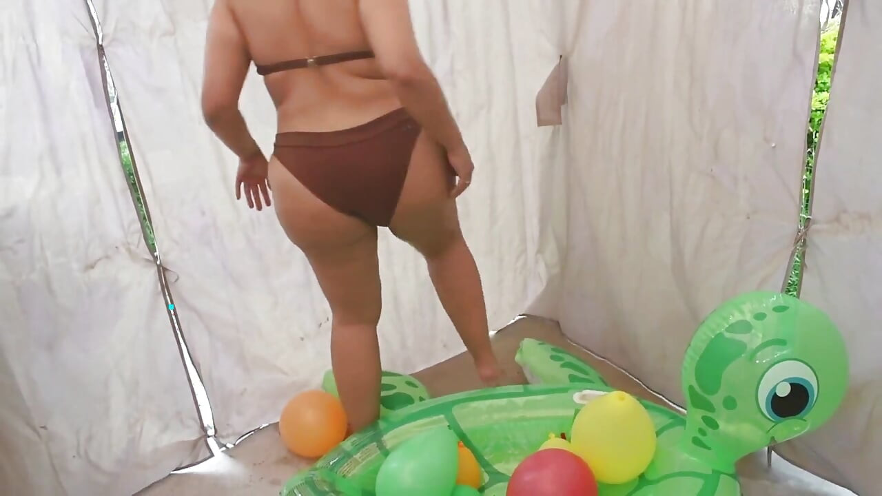 Açık havada üzerime su dolu balonlar attırıyor - tavşan tezgahçı