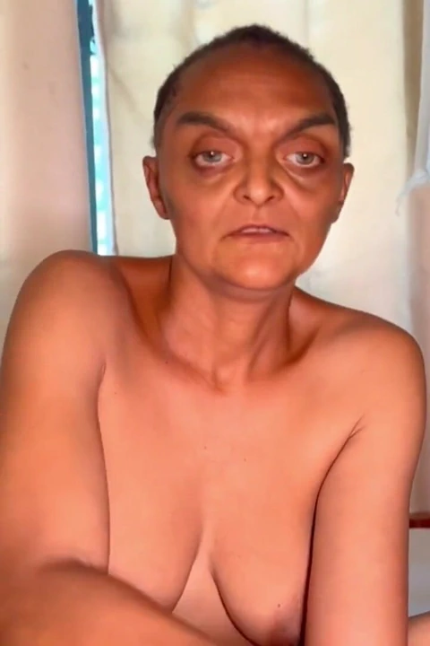 Bu yaşlı kadının götü gerçekten bir yarağı alabilir