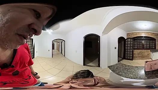 Kadın yönetici boş bir evde müşterisiyle emiyor ve seks yapıyor.