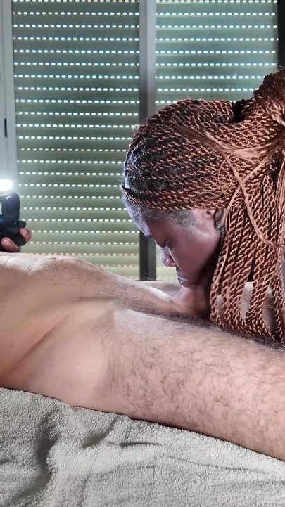 Büyük götlü zenci kadın sikiliyor ve derinden boşalıyor