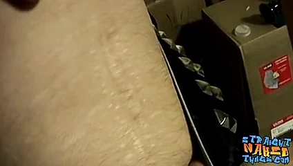 Jock haydut kelly cooper bok konuşuyor ve düz horoz masturbasyon yapıyor