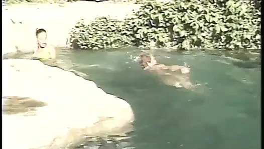 Dört genç kız göt deliğini yalıyor