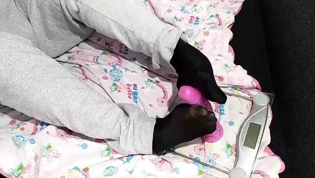 yapay penis footjob içinde naylon külotlu çorap