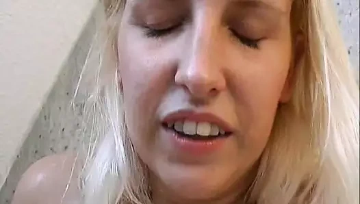 iki güzel lezbiyenler mastürbasyon onların pussies süre rahatlatıcı içinde the küvet