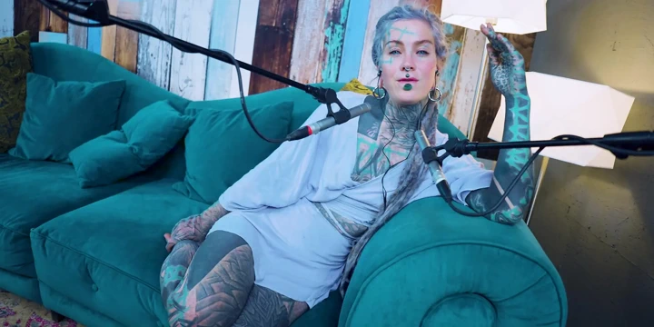 F hakkında konuşuyorum - korku - asmr podcast sfw konuşuyor gotik sıska kız dreadlocks dövmeli model dövmeli kız