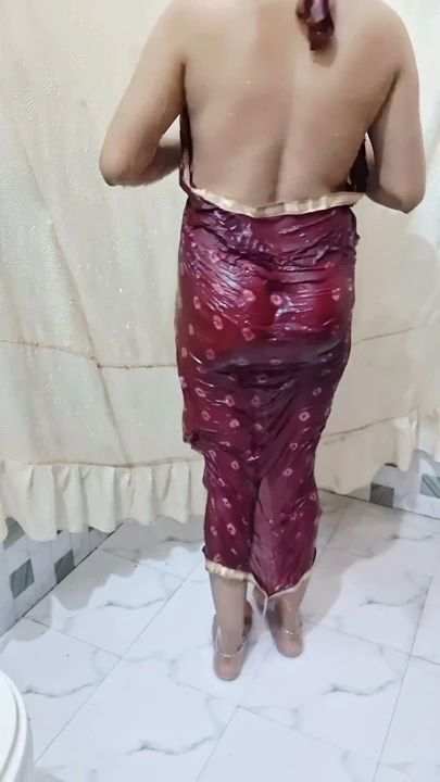 Bengal Bhabhi'nin banyo yaparken çekilmiş çıplak videosunu izlemek sikin su gibi akmasına neden olacak | Klip 1