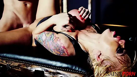 Teşhirci Samantha Bentley açık havada bir adamla sikişiyor