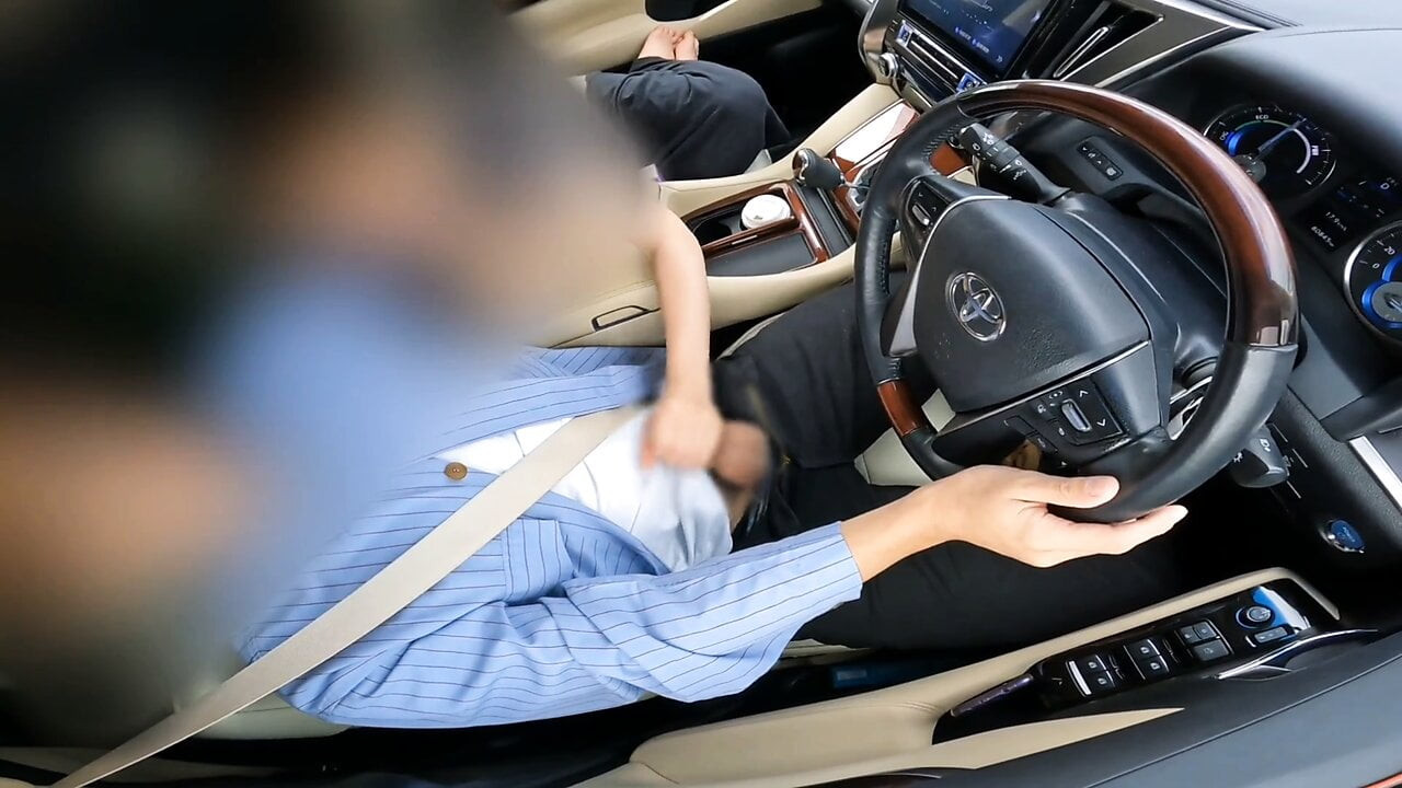 Bir sürücü sırasında sürekli boşalmak için bir el işi veren bir sapık evli kadın.