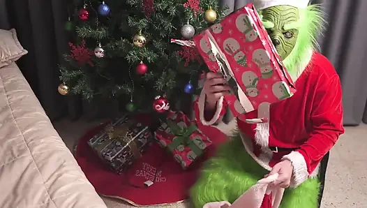 Sapık bir grinch oda arkadaşım ve bana süper ateşli sert anal üçlü grup sekste katılıyor