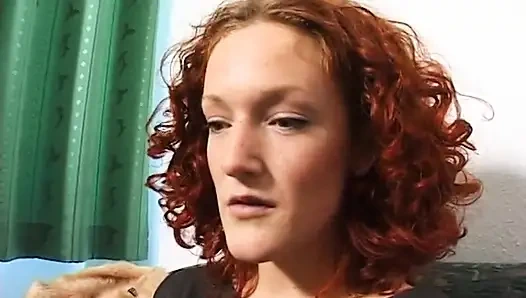 Sevimli kızıl saçlı kız aşk deliğini parmaklıyor