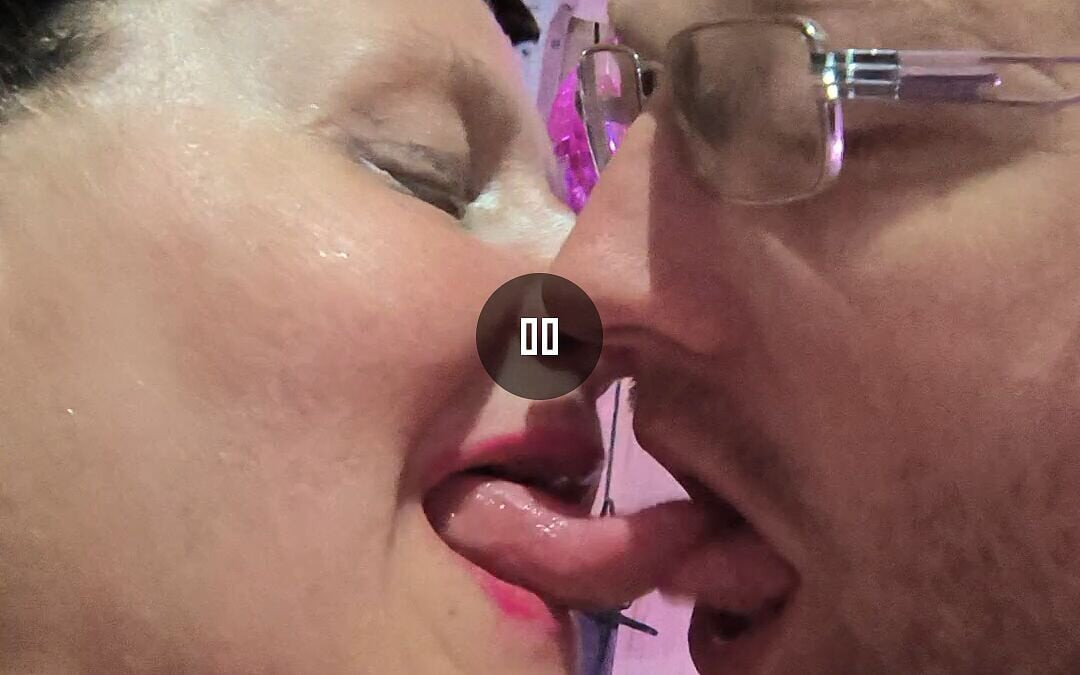 Tounge oyunu sahip oldukları tüm tounge ile ateşli öpüşüyor