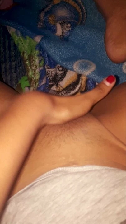 Susy masturbates ve inliyor gibi bir gerçek seksi fahişe