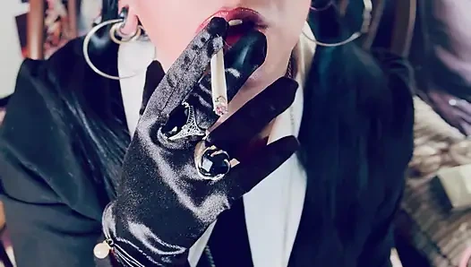 Wednesday addams, tina snua, chain saten eldivenle 2 sigara içiyor - sigara içen kadın sürükleniyor omi ome ucunu kuyruğuna sokuyor