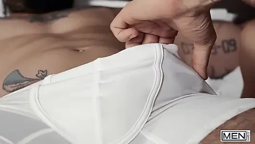 Erkekler - yakışıklı Harvey Sid hunk arkadaşının yarağına oturuyor ve yukarı ve aşağı atladıkça yüksek sesle inliyor