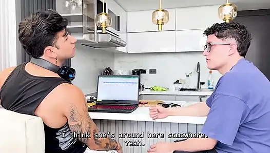 Я Трахаю Большую Мачеху Моего Лучшего Друга, Пока Он Играет В Видеоигры - Naty Slim