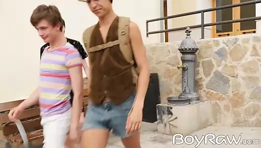 Havuz günü arkadan köpek stili lanet twinks dönüşüyor