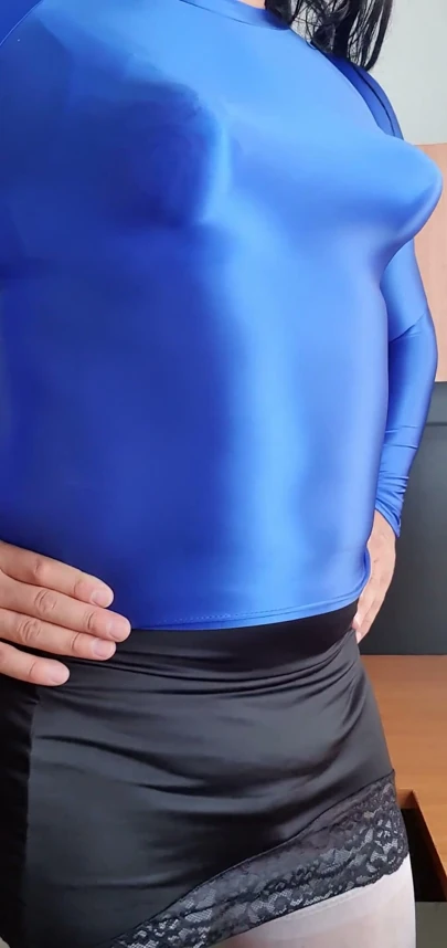 Mavi spandeks bluzumu ve sivri göğüslerimi modellik yapıyorum