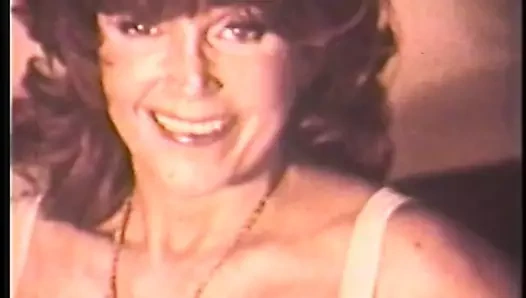 Yaramaz esmer ev hanımı erkekler için özel derginin kapak kızı olmayı hayal ediyor