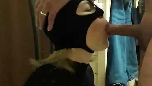 Kadın emer ve yutar.