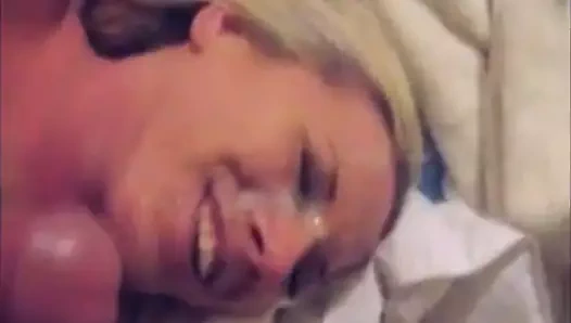 sarışın üzerinde sulu yük çekim