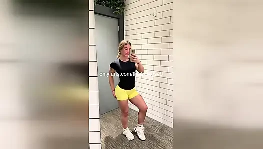 Ben canlı yayında fışkırtırken üvey babam içeri giriyor