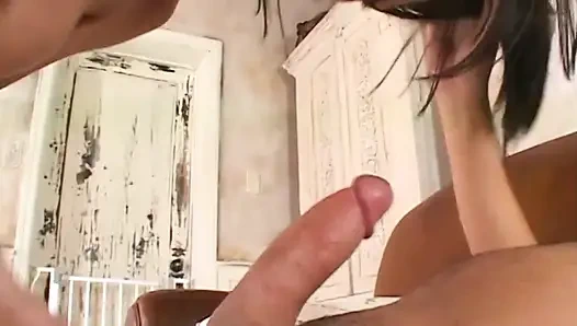 Baştan çıkarıcı esmer orta yaşlı seksi kadın çığlık atarak orgazm olmak için parmaklanıyor