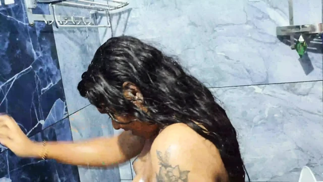 Vaishnavy banyo tam çıplak