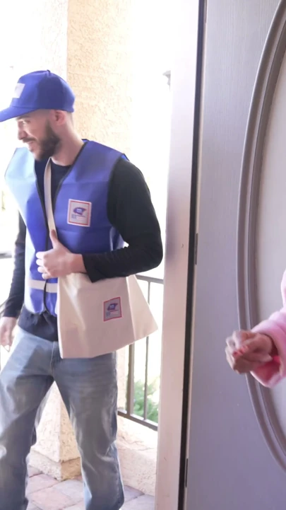 Postacı pornoyıldıza büyük bir paket teslim ediyor | Clip 1