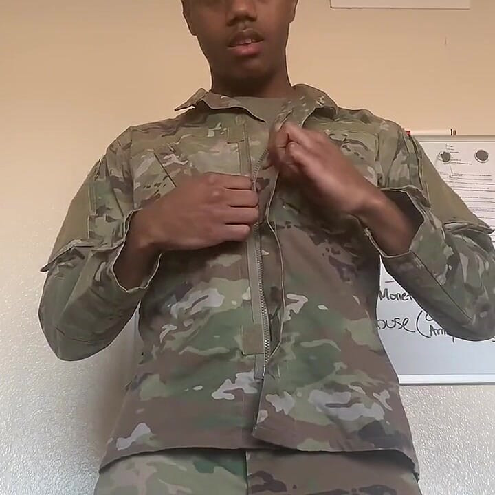 Büyük zenci asker üniformasını çıkarıyor ve boşalıyor