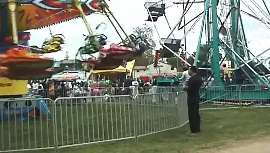 Sürtük sarışın adamla lunaparkta buluşuyor ve eve sikişmek için gidiyorlar