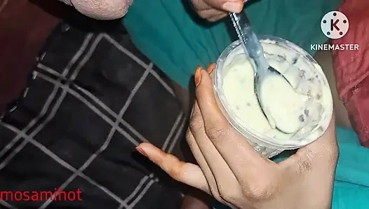 Köyün baldızı süte krem koyuyor ve arazinin ağzına koyuyor.