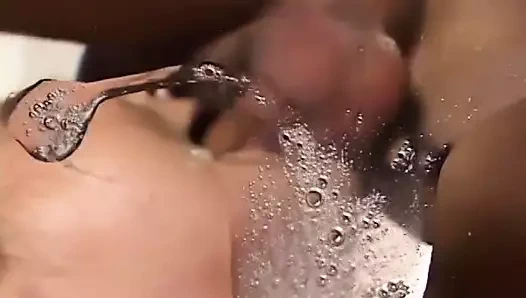 Seksi esmer dövülerek alırken onu sıcak amını losyonları
