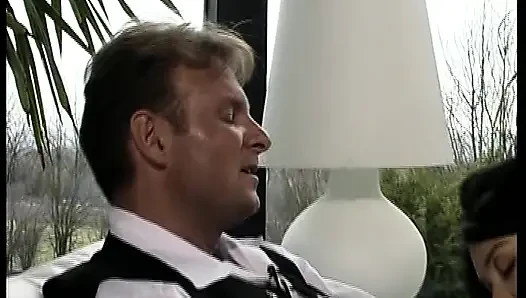 Külotlu çoraplı Alman sürtükler yüze boşalmadan önce iki yarağı birden alıyor