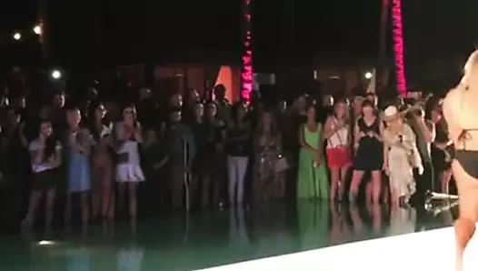 İri güzel bikinili hatun!