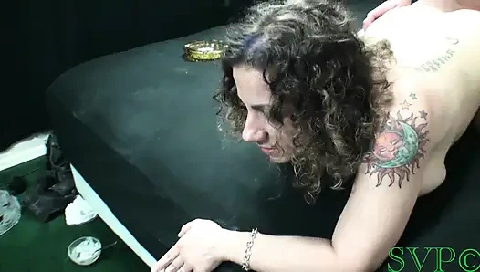 Üvey annem hemen üst kattaki yaşlı adamla beyinlerimi sikiyor