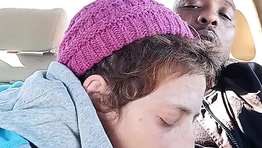 Edepsiz sokak fahişesi kahvaltıda dölümü içiyor. MİLF