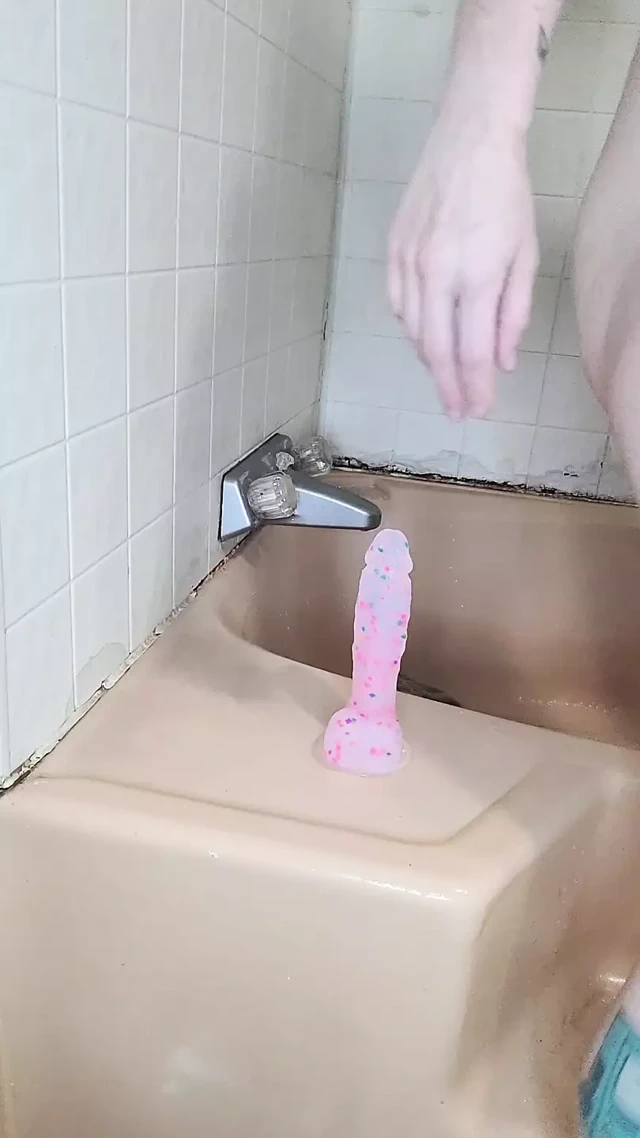 Tek boynuzlu at bombası ile küvette rahatlayın