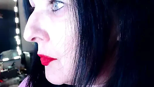 Kırmızı ruj uygulaması ördek dudakları ateşli sigara içen orta yaşlı seksi kadın